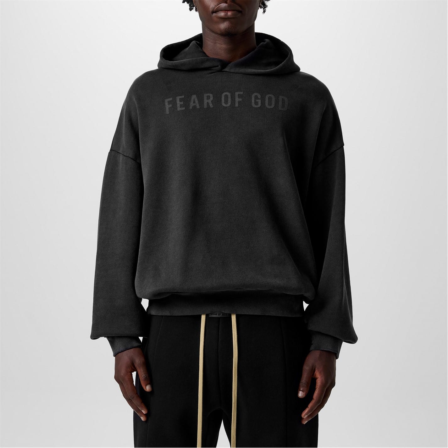 関税送料込【FEAR OF GOD】ブラックロゴ フーディ FEAR OF GOD ESSENTIALS ロゴ パーカー | ブラック | FARFETCH JP