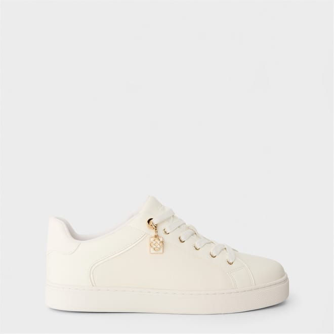 Elgata Lace Up Low Top Sneakers