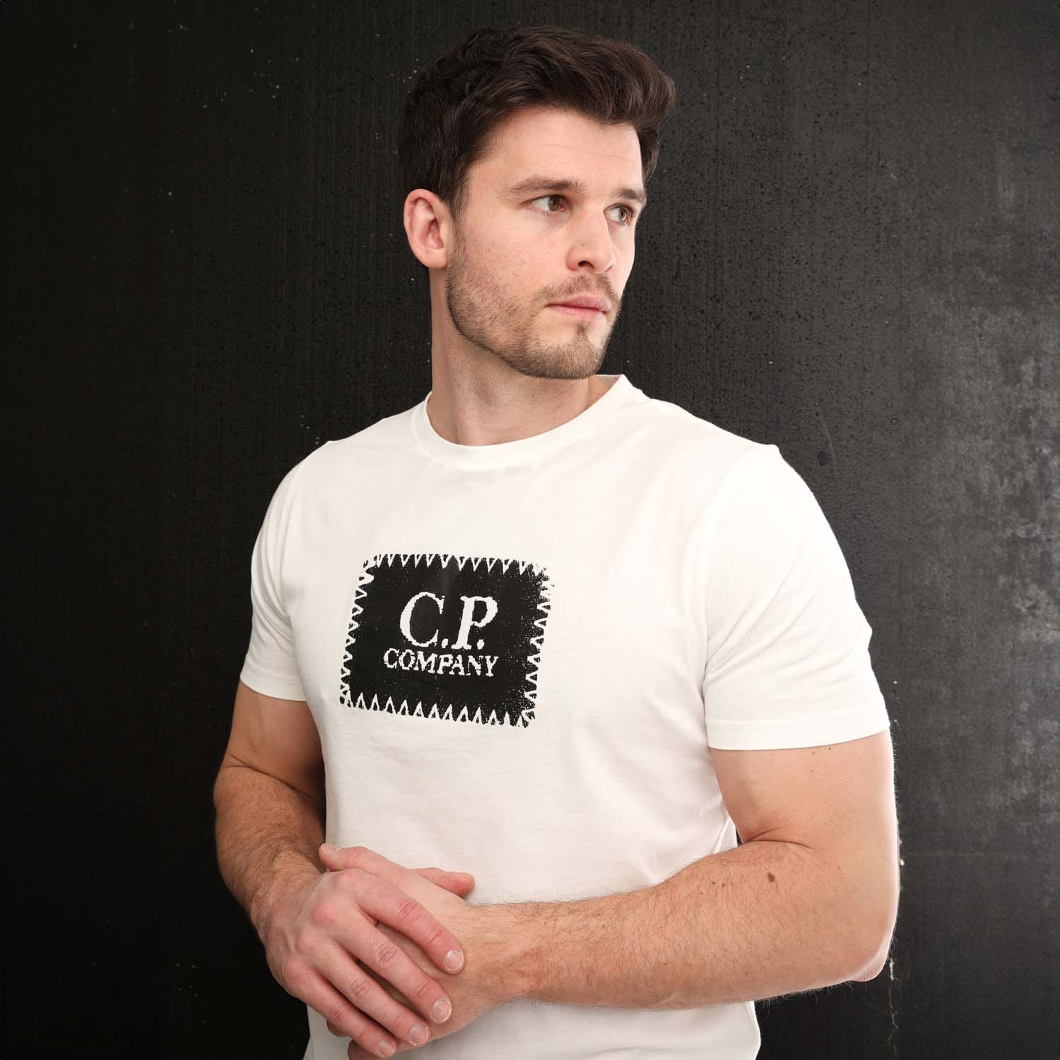 C.P. COMPANY ★ ラベルスタイル ロゴ Tシャツ White C.P. Company Mens Jersey Label Style Logo T-Shirt