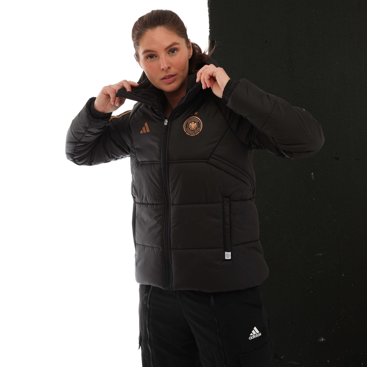 ⭐︎adidas・W杯2022 ドイツ代表ボンバーダウンウィンタージャケット 世界市場独占！W杯2022年 ドイツ代表・オフィシャル選手同様の胸・背中